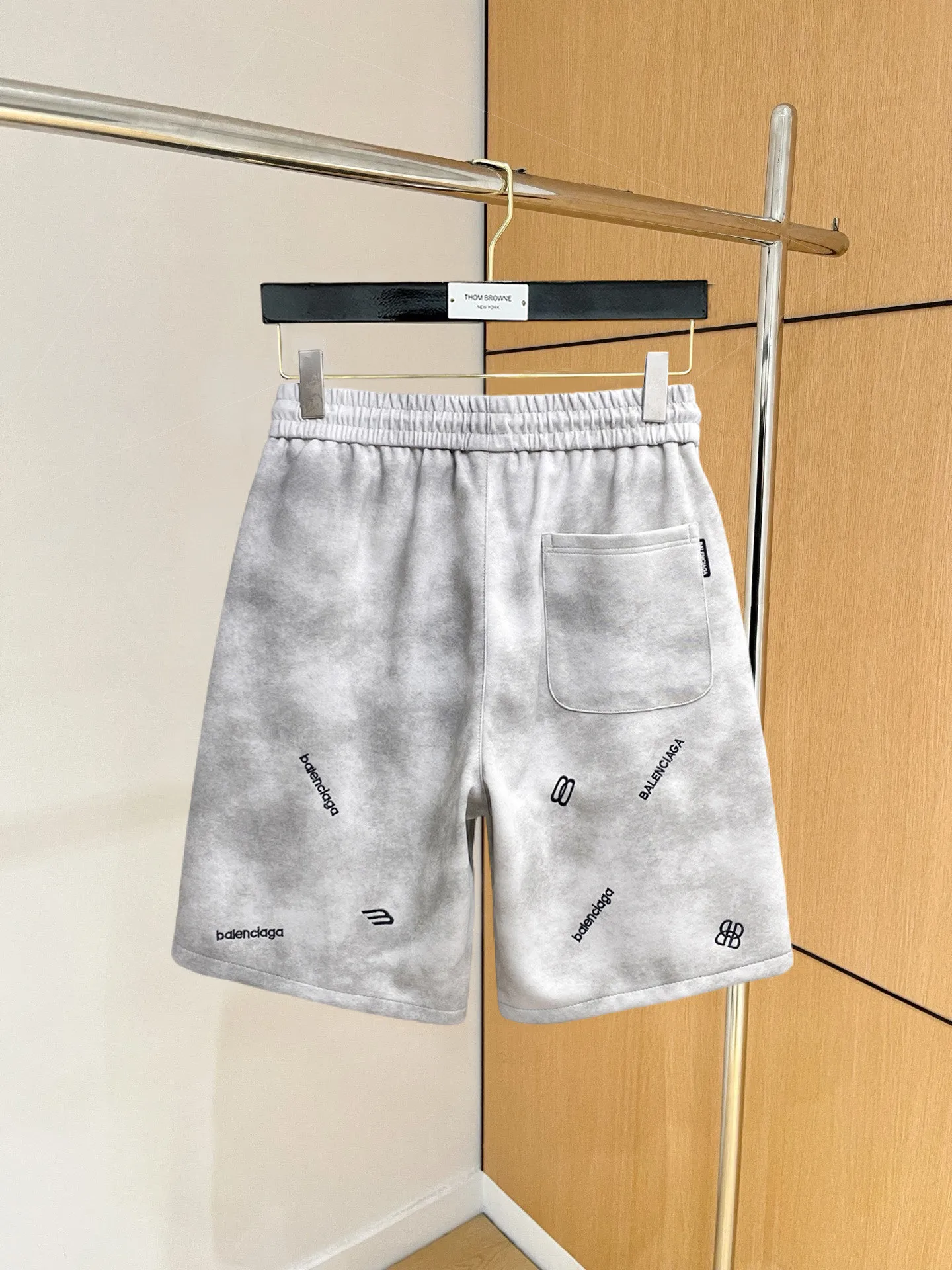 Balenciaga's three-standard complete 2026 summer New Arrival men's casual shorts, advanced custom-made Breathable fabric, Breathable fabric, extremely stretchy and comfortable, impeccable details, top-grade accessories, original logo design concept, delicate and soft feel! The upper body fit is awesome! Size: M-XXXL Please state your height and weight when ordering